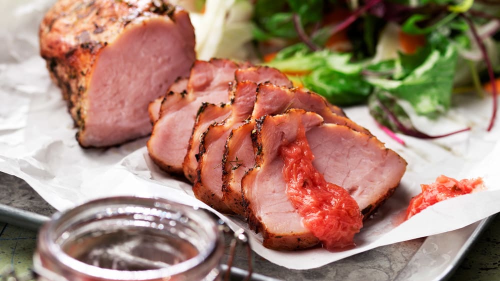 Helstekt fläskytterfilé med rabarberchutney och trädgårdssallad