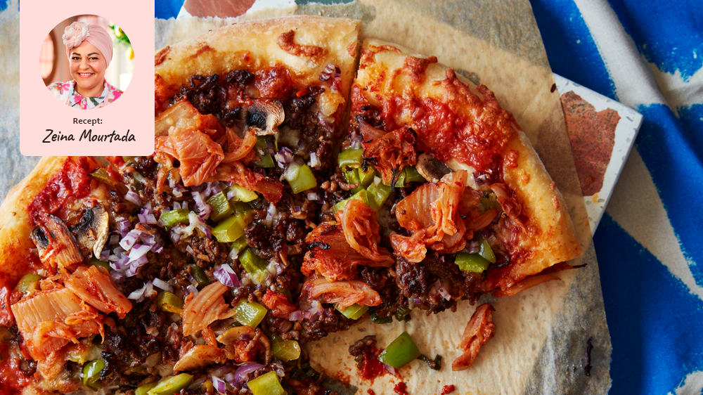 Koreansk pizza med sojastekt färs och kimchi