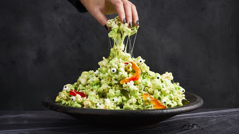 Gröna slimepopcorn med godisögon