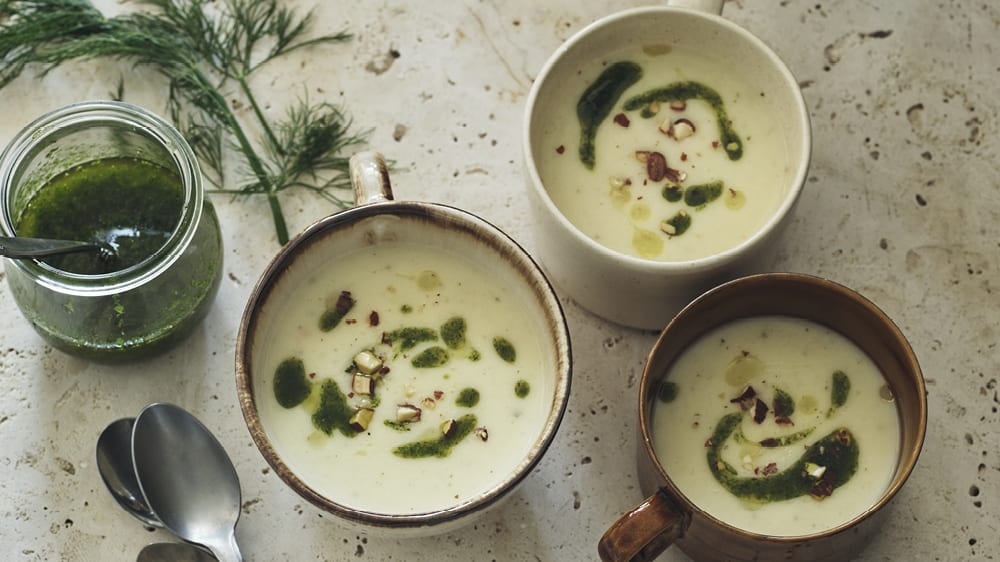 Soppa på jordärtskocka med dillolja och saltrostade mandlar
