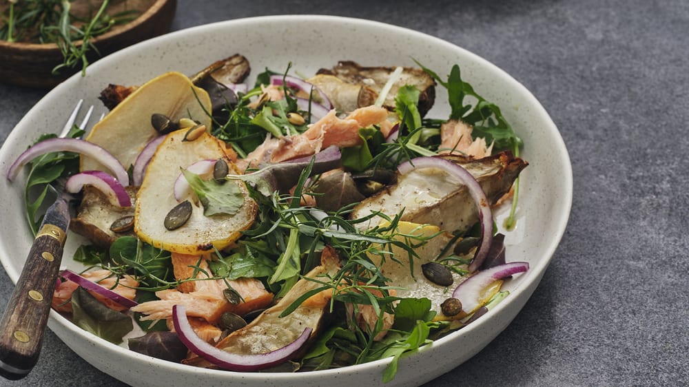 Höstsallad med jordärtskockor, varmrökt makrill, karamelliserade päron, frön och gula russin