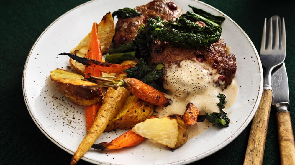 Lingon- och rosmarinbiffar med rostade rotfrukter