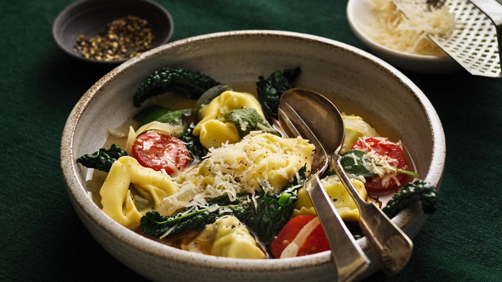 Tortelloni i mustig buljong med salvia och svartkål