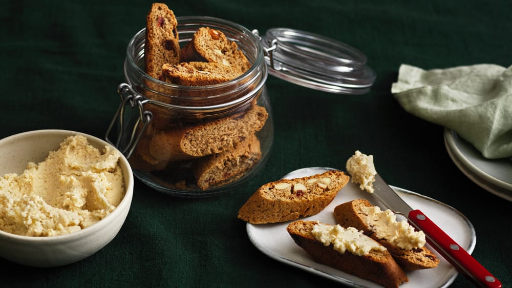 Pepparkaksbiscotti med cheddarostkräm