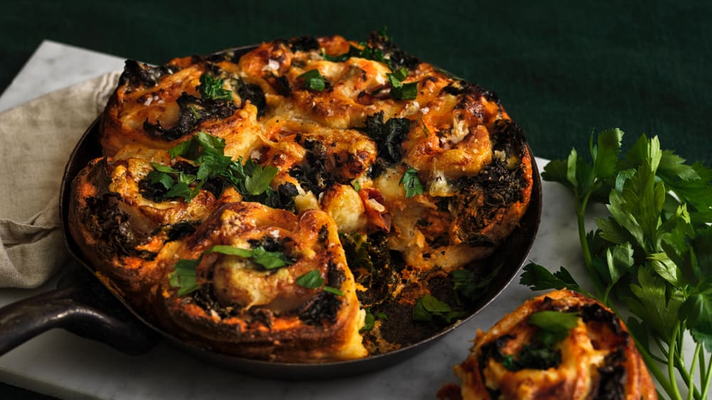 Pizzasnurror med julskinka, grönkål och krämig ost