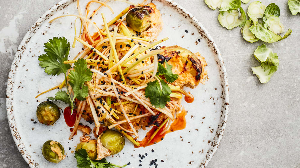 Rostad potatis och brysselkål med kimchi och färskost