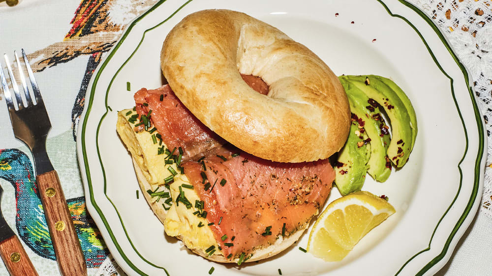Brunchbagel med gravad lax och japansk omelett