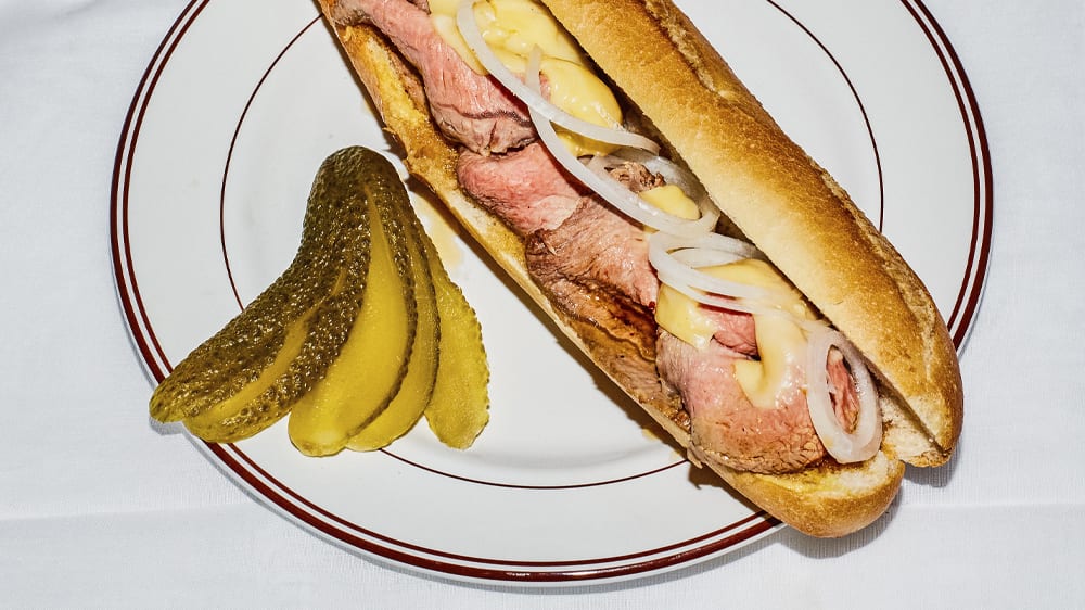 Rostbiff på baguette; French beef dip roll