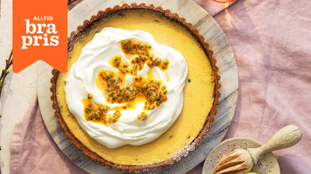 Passionsfruktspaj med vispad grädde