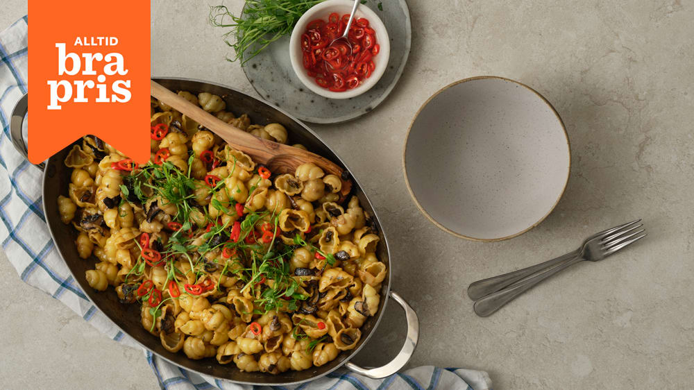 Pasta med svamp, bakad vitlök och snabbpicklad chili