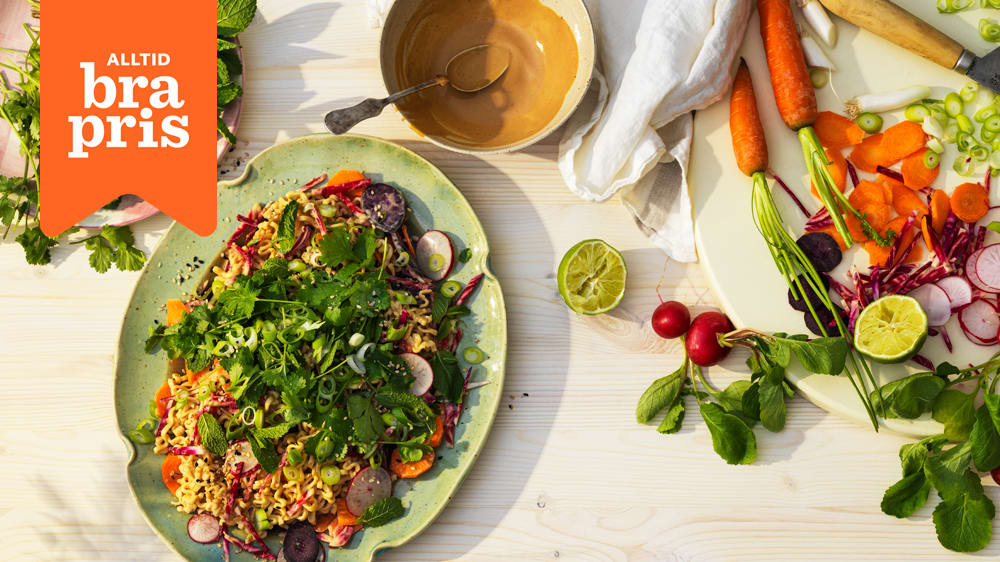 Nudlar med krispiga vårgrönsaker och tahinidressing