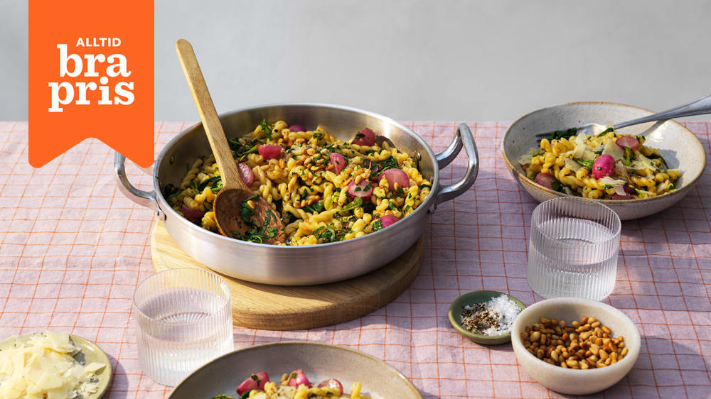 Pasta med smörstekta rädisor, pinjenötter och persilja