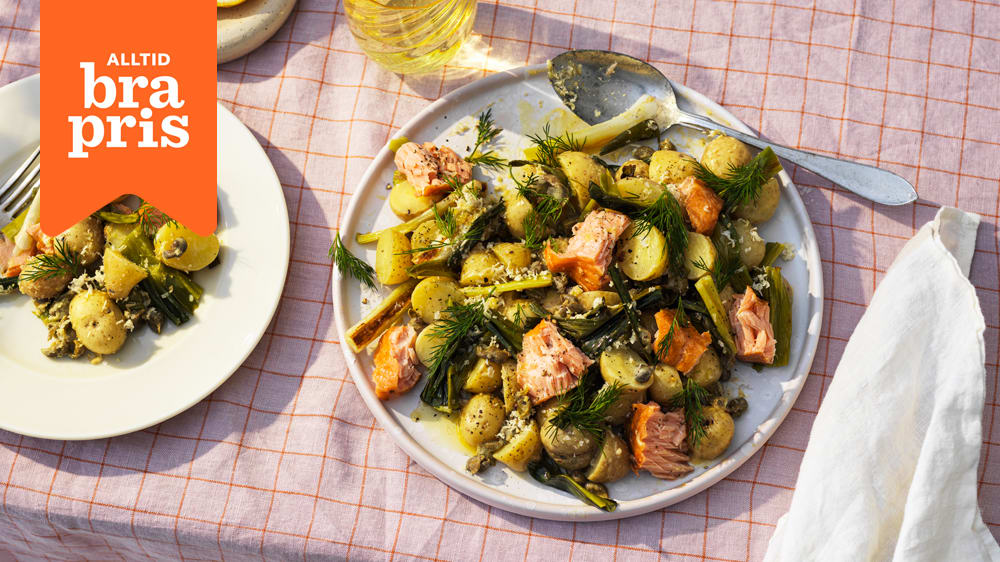 Potatissallad med varmrökt lax, bakad salladslök och kaprisdressing