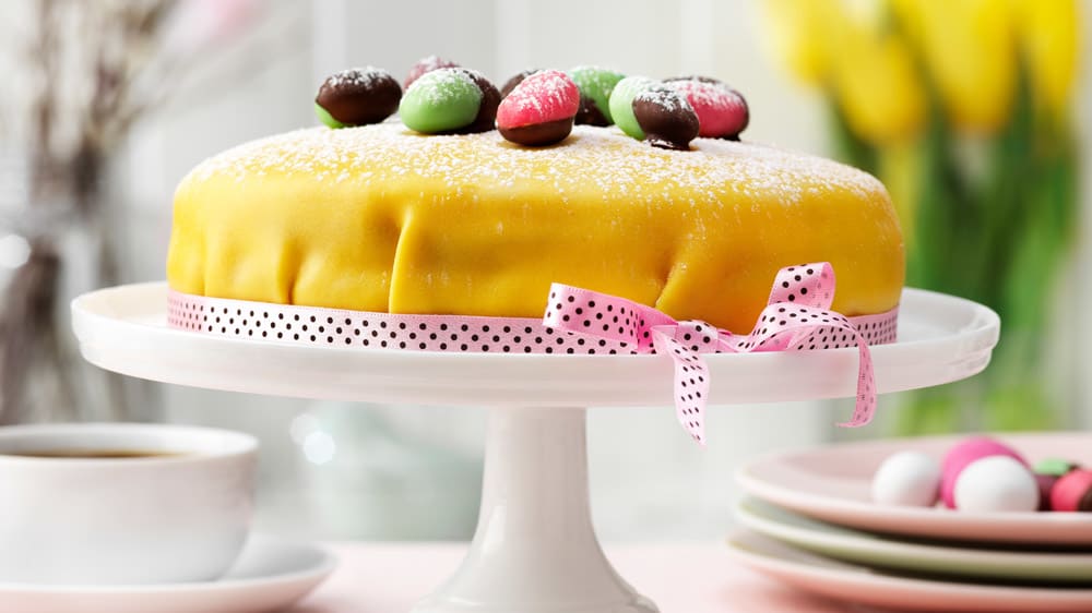 Prinsesstårta till påsk med vanilj och hallon
