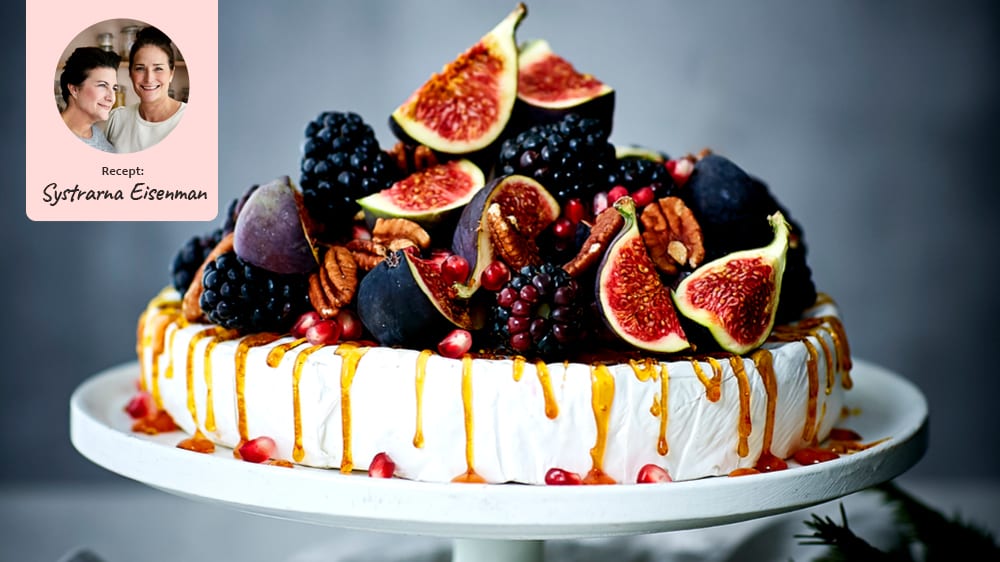 Brietårta toppad med björnbär, granatäpple, fikon och pekannötter