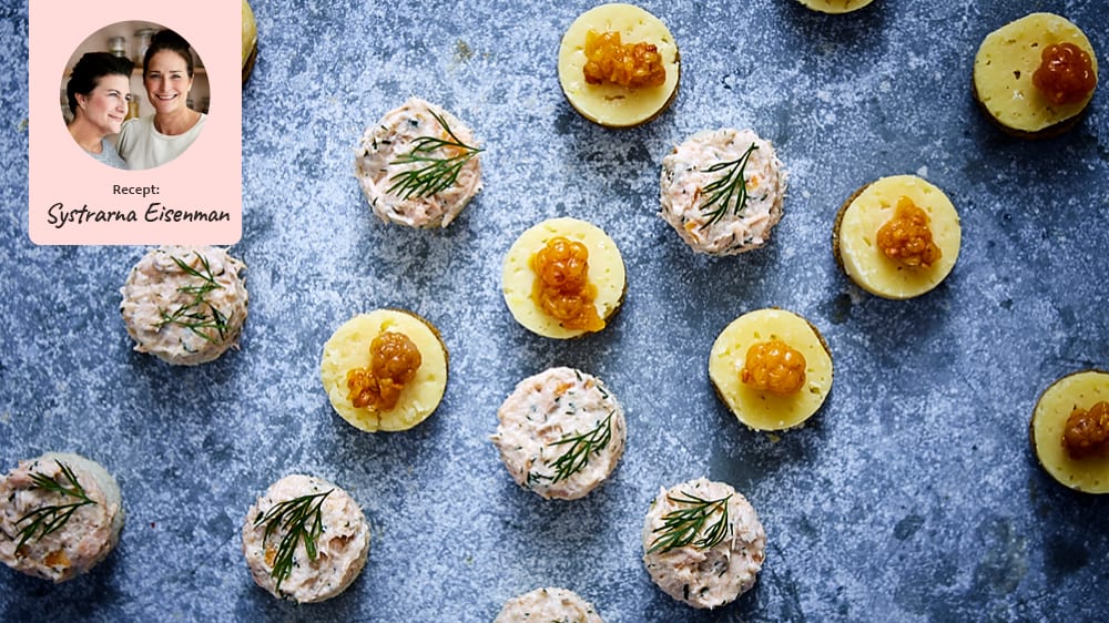 Kanapéer med varmrökt laxröra & kavringssnittar med cheddar och hjortron
