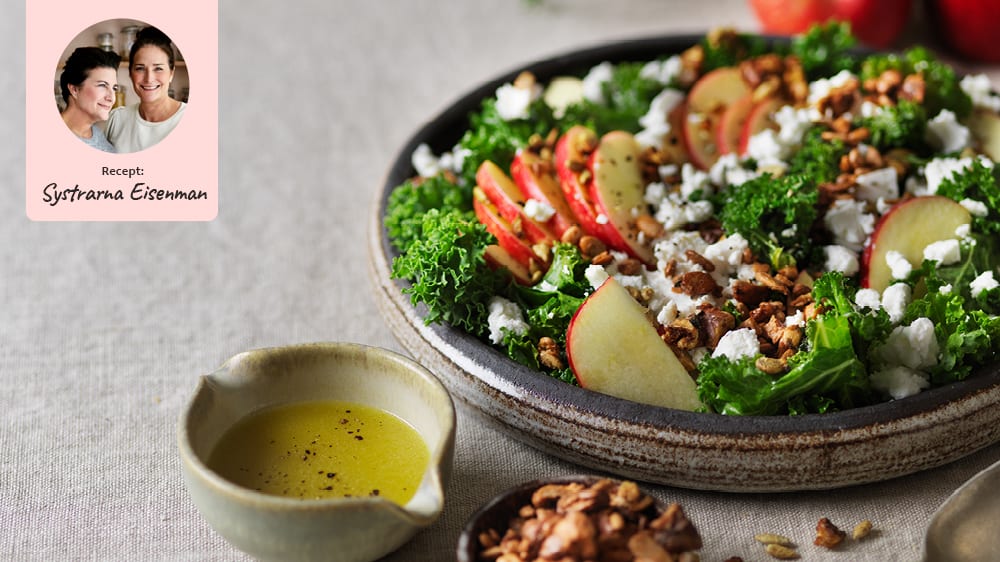 Grönkålsallad med äpple, chèvre, nötter & lönnsirapdressing
