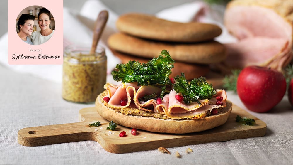 Vörtbrödstekakor med hemgjord senap och skinka