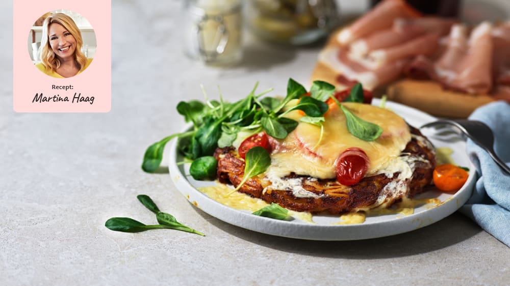 Rösti med ost, tomat, skinka och vintersallad