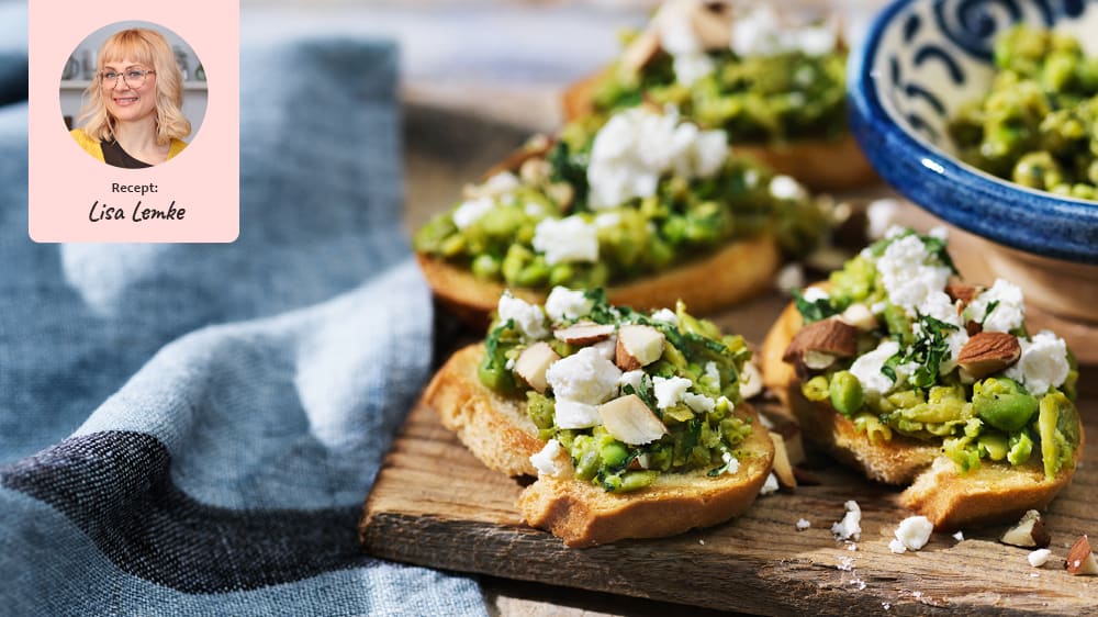 Crostini med ärtsmash, fetaost och mandel