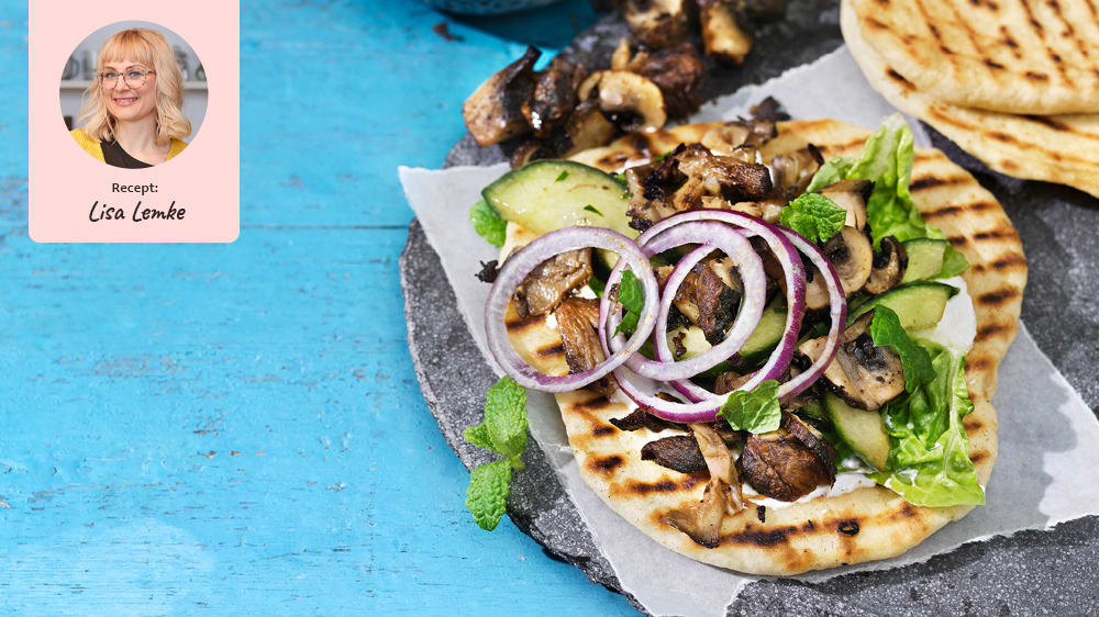 Svamp-kebab, tahiniyoghurt och gurksallad med granatäppledressing