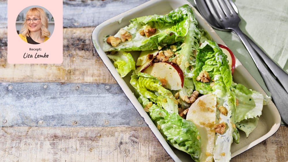 Krispig grönsallad med bluecheesedressing, valnötter och äpple