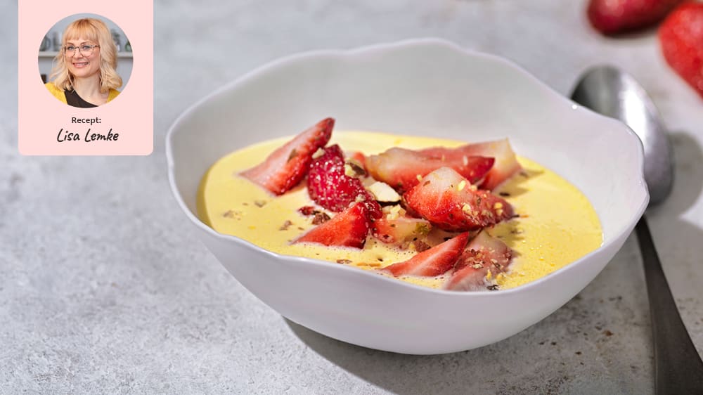 Citronsabayonne med jordgubbar och rostad mandel