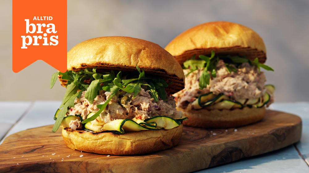 Grillade hamburgerbröd med tonfiskröra och zucchini