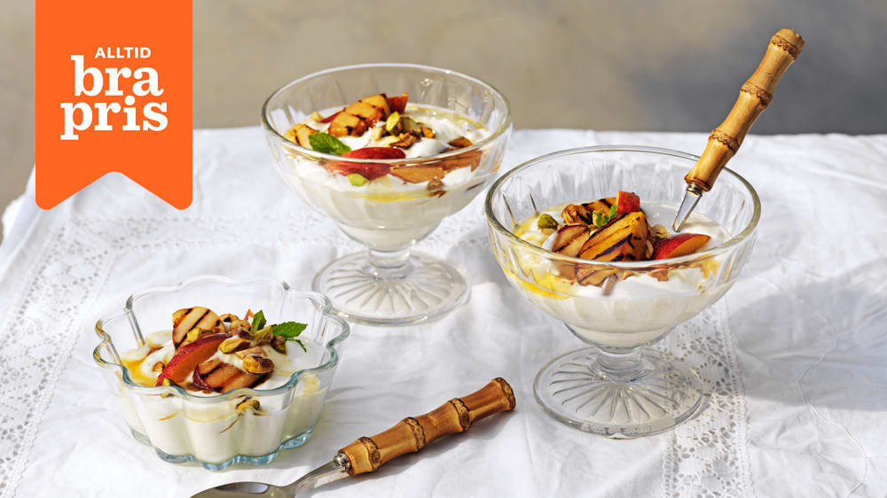 Grillad stenfrukt med vaniljcrème fraîche och rostade nötter