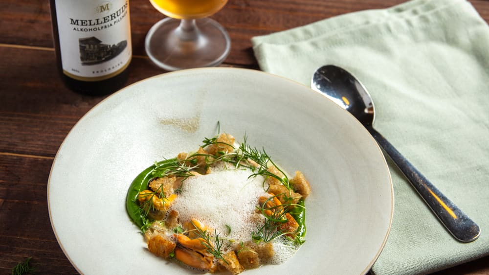 Pilsnerkokta blåmusslor, vitlöksstekt surdegsbröd och örtmajonnäs