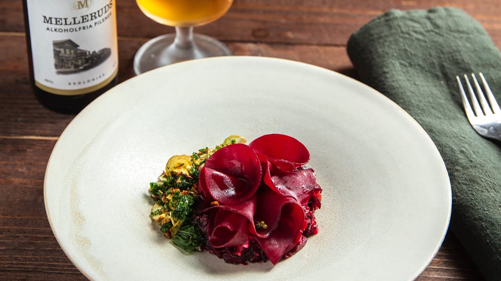 Rödbetstartar med senapsmajonnäs och krispigt vinterströssel