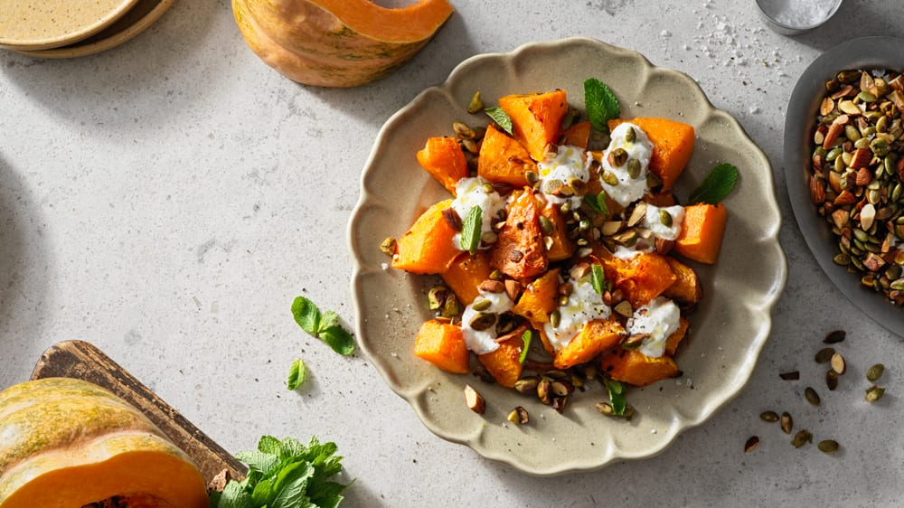 Pumpasallad med yoghurtsås och rostade nötter