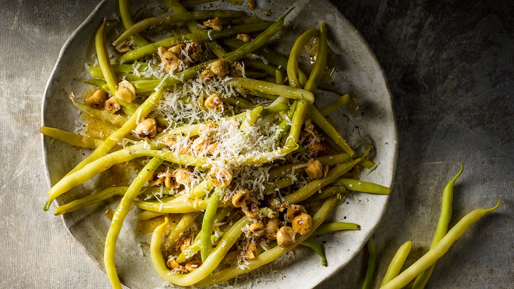 Vaxbönor med brynt hasselnötssmör och parmesan