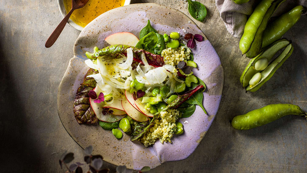 Syrlig sallad med färska bondbönor och dillbulgur