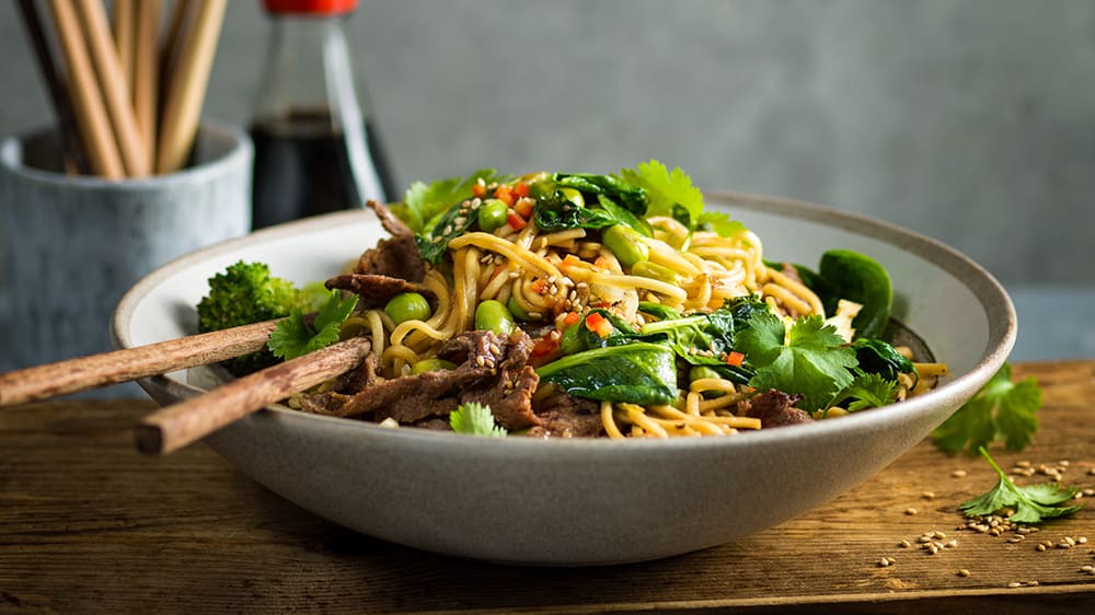 Het renskavswok med broccoli, sojabönor och ingefära 