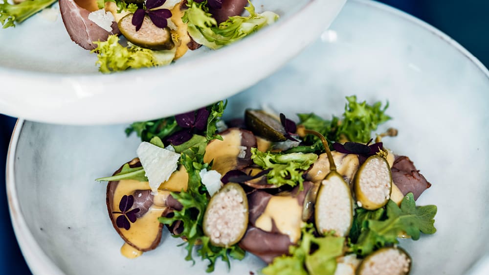 Vitello tonnato på rostbiff med cocktailkapris och örter