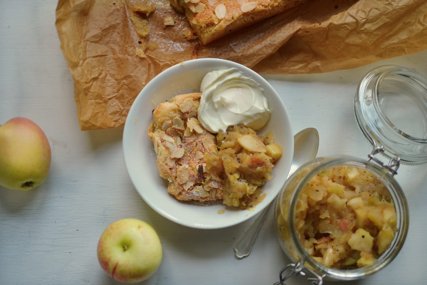 Mandelkaka med äppelkompott