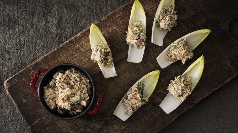 Laxröra med cornichons och smetana