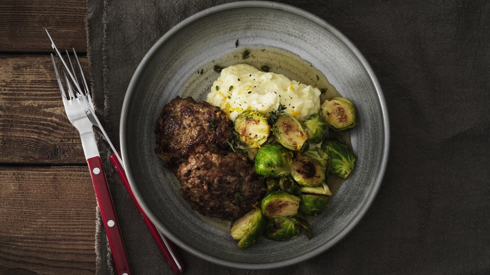 Kryddiga färsbiffar med brysselkål och apelsin