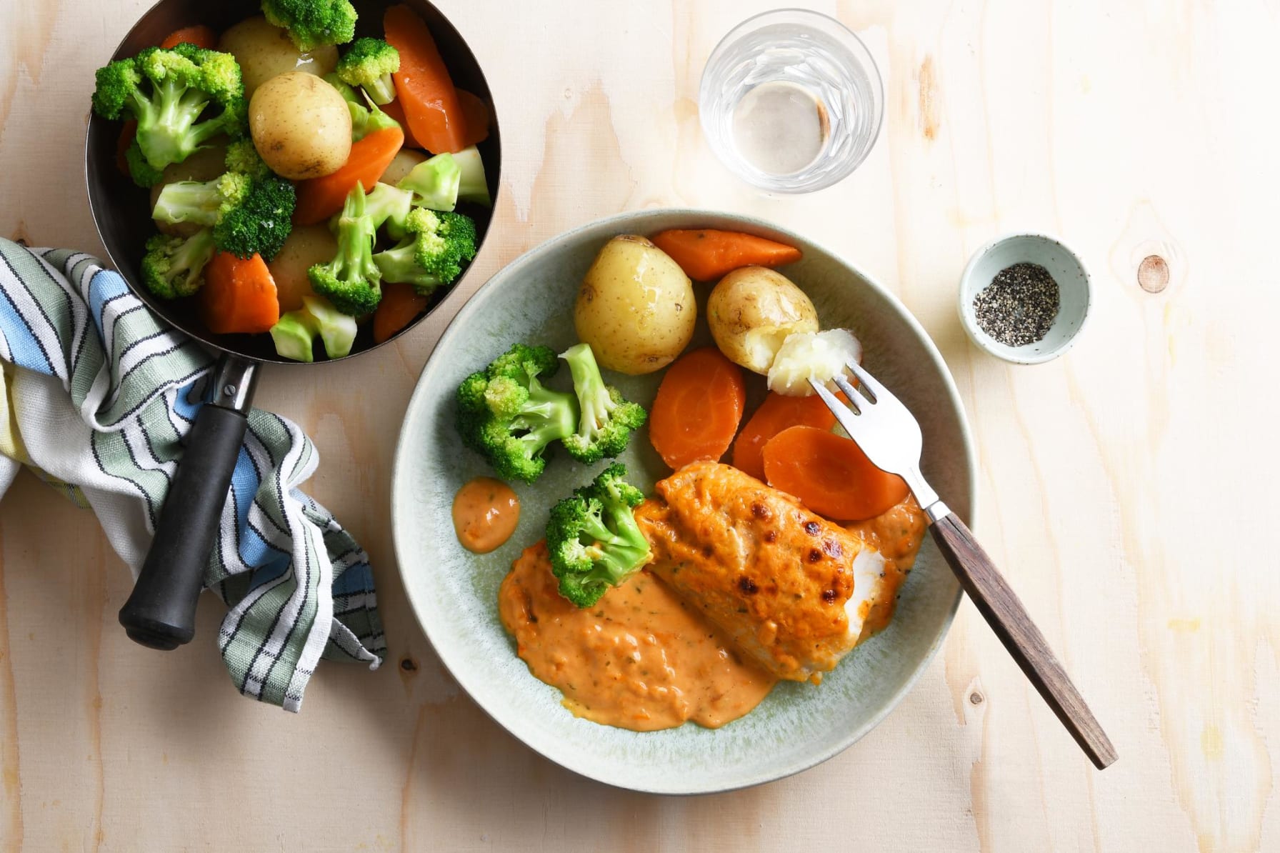 Gratinerad ugnsbakad fisk med kokt potatis, morot och broccoli