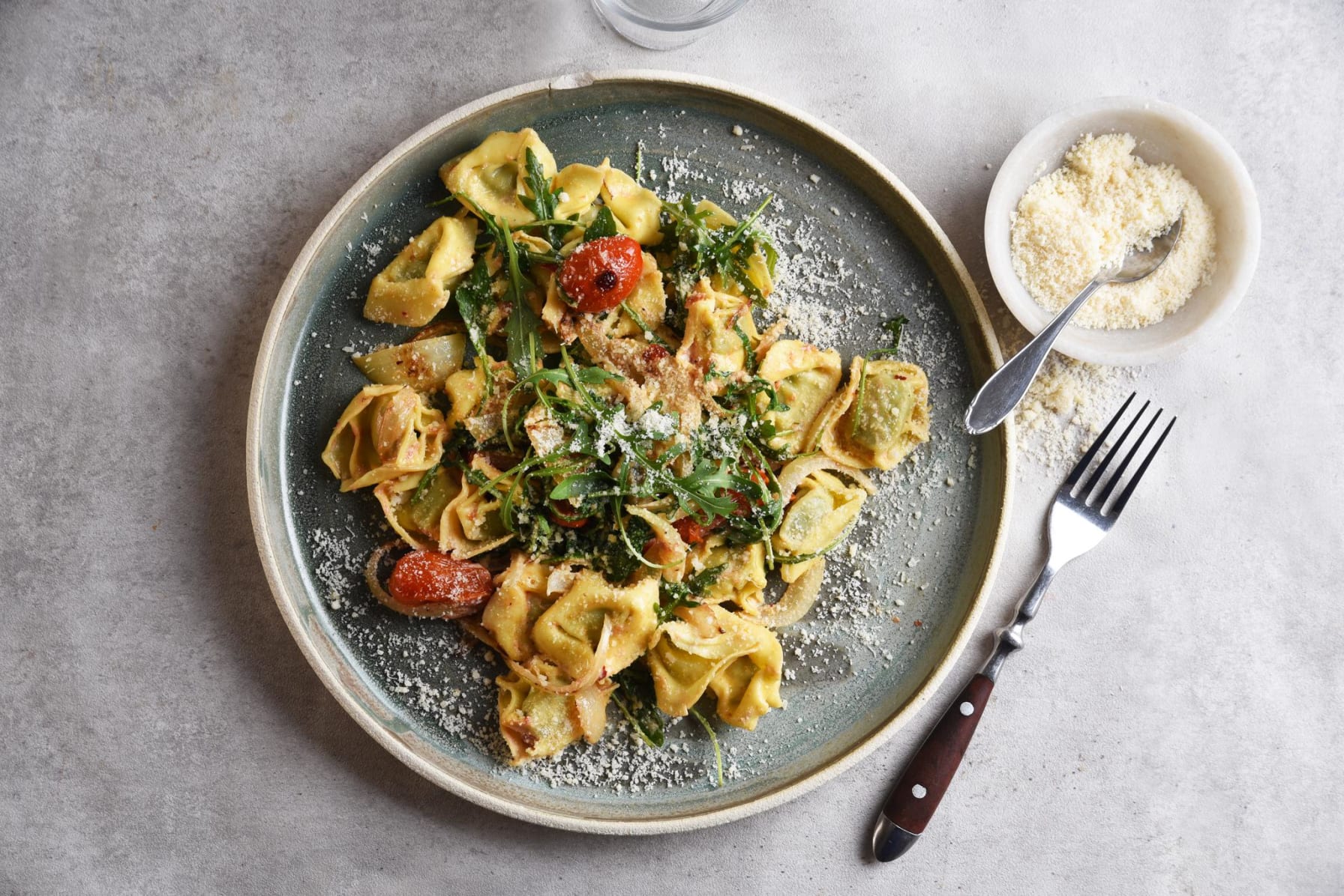 Krämig tortelloni med tomater och ruccola