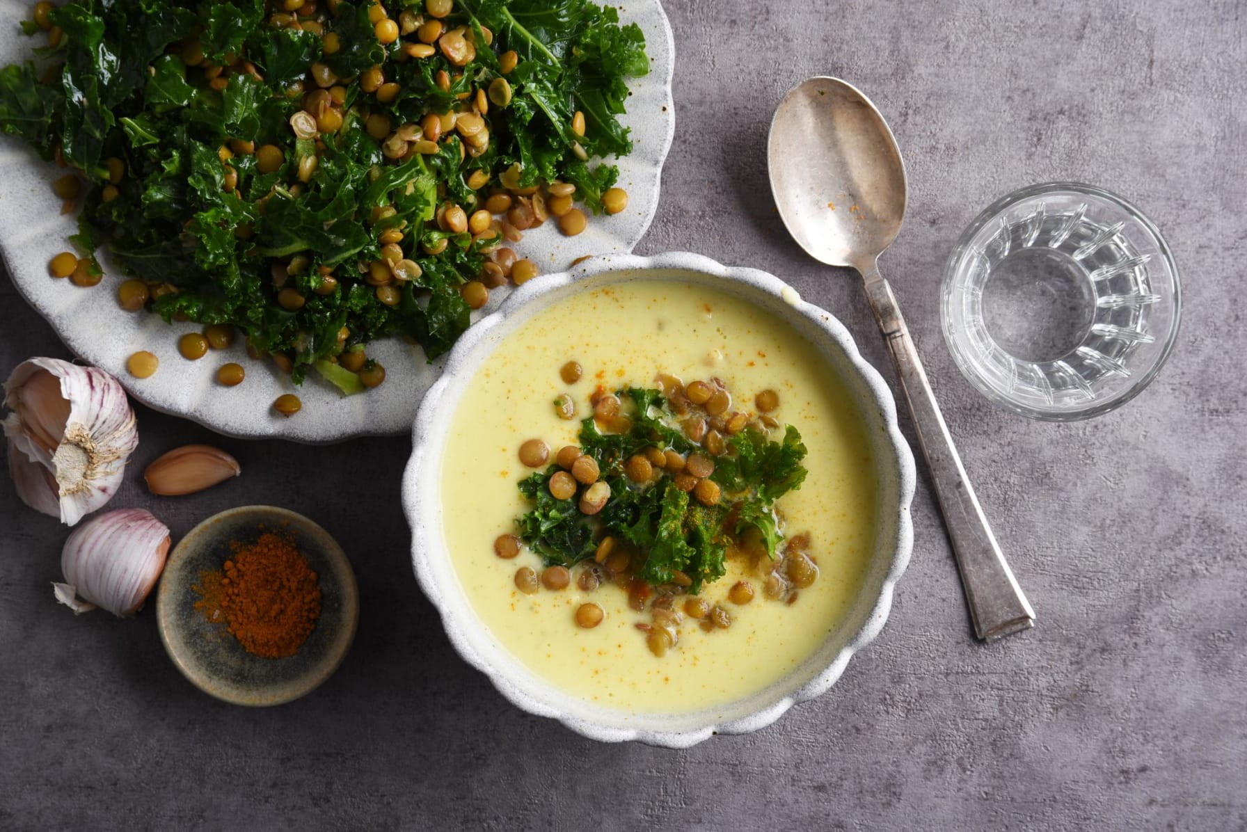 Blomkålssoppa med syrad grönkål och linser
