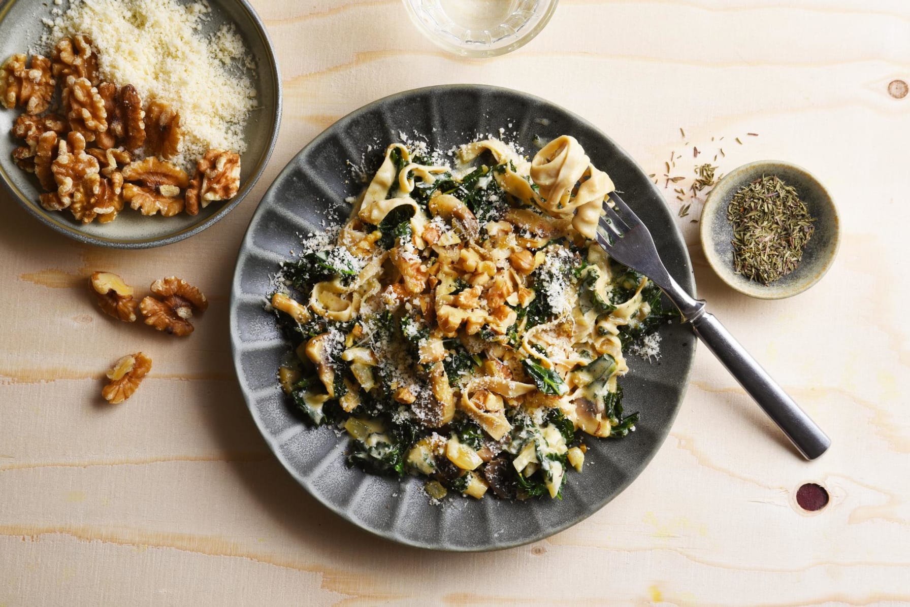 Bönpasta med grönkål, parmesan och valnötter