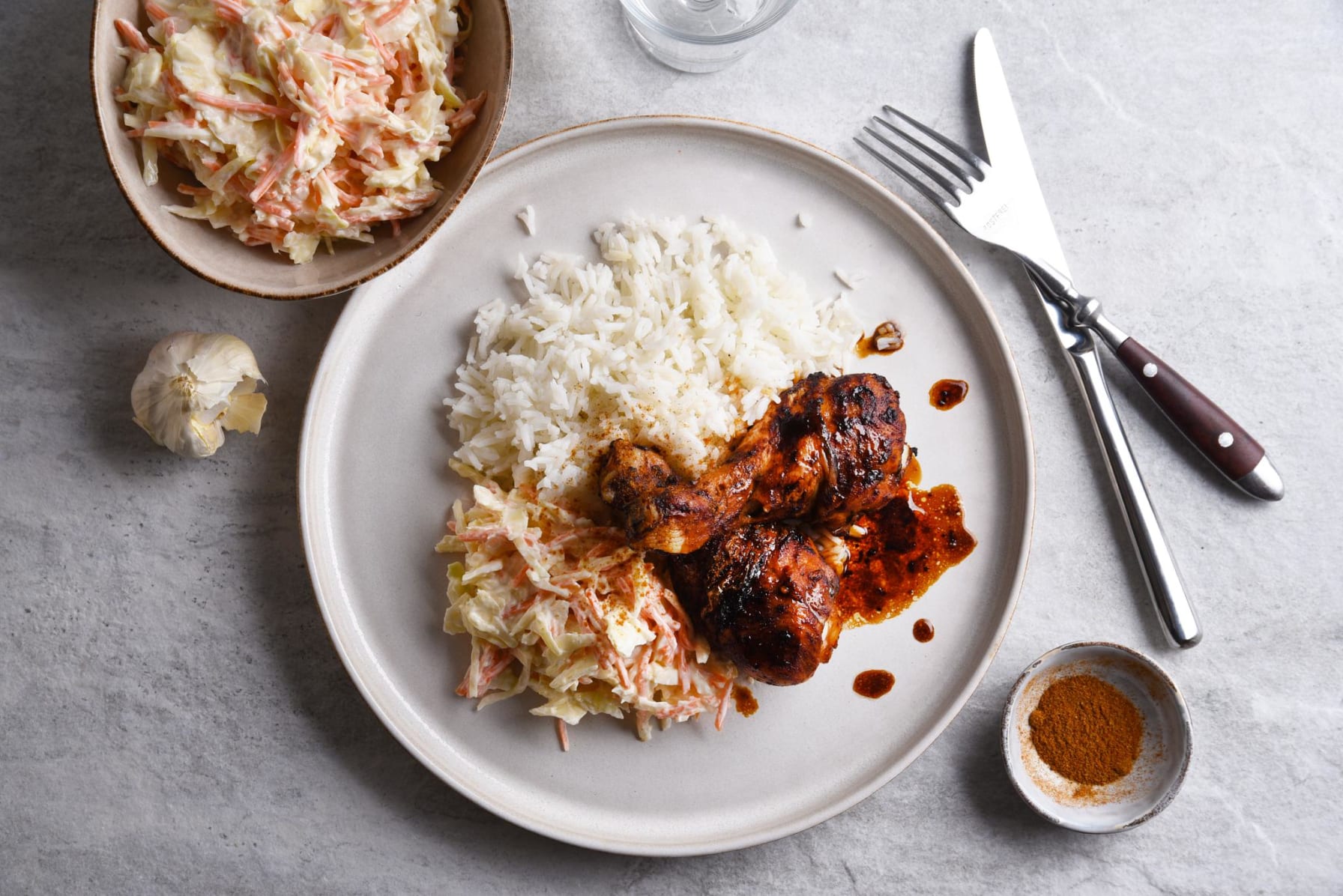 Chicken drumsticks med ris och coleslaw 