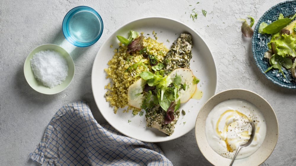 Fröpanerad makrill med rostad dillbulgur och äppelsallad 