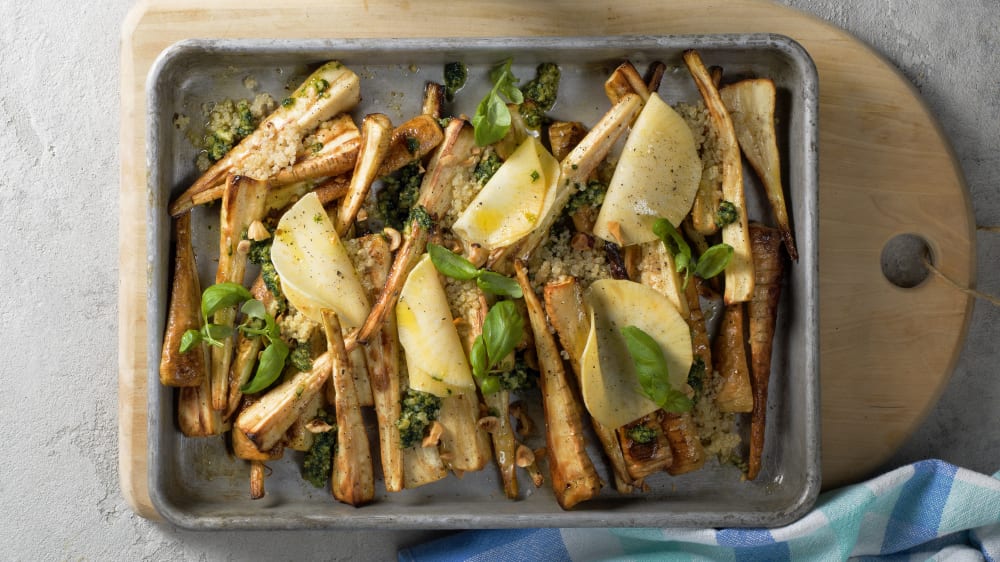 Bakad palsternacka med Västerbottenspesto och picklad kålrot