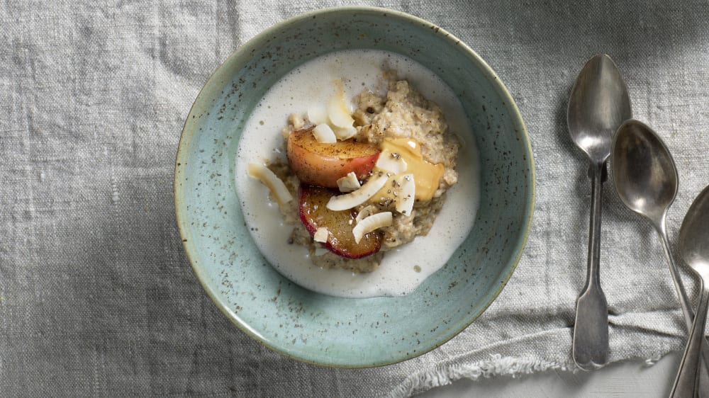 Havregrynsgröt med jordnötssmör och kanelstekt äpple