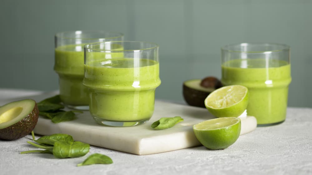 Grön smoothie med avokado, spenat och ingefära