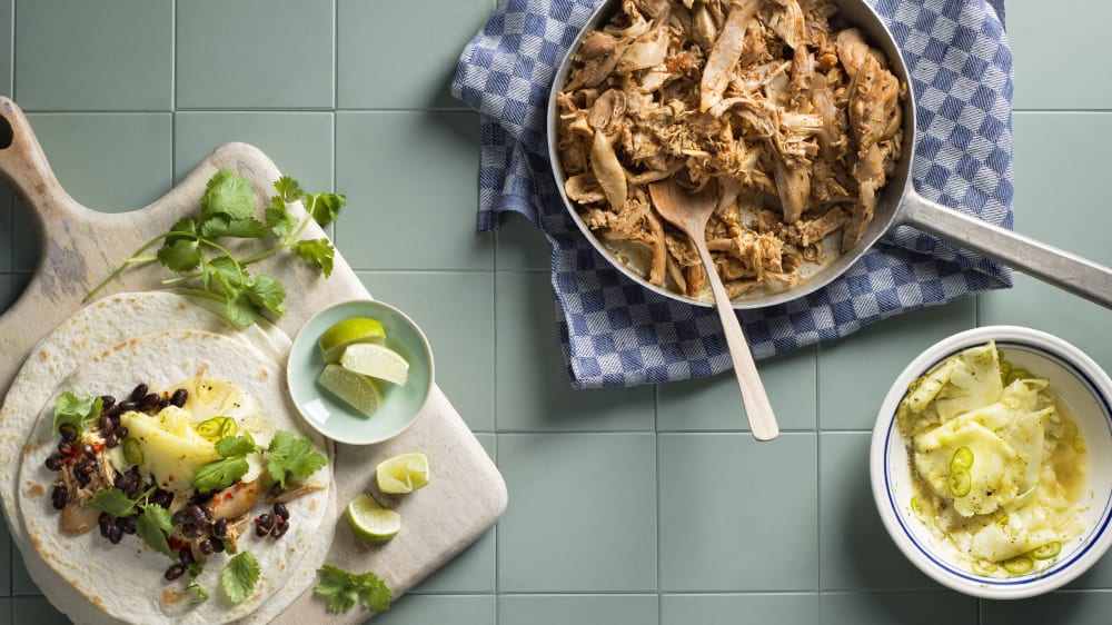 Jerk chicken tacos med picklad ananas och svarta bönor