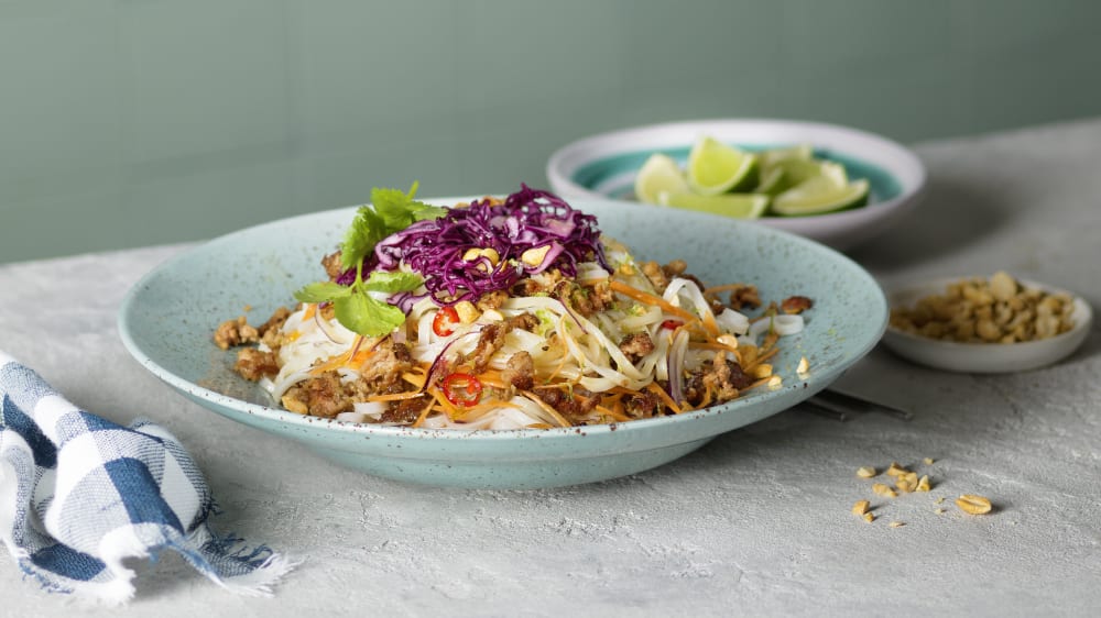 Varm nudelsallad med fläskfärs och asiatisk dressing